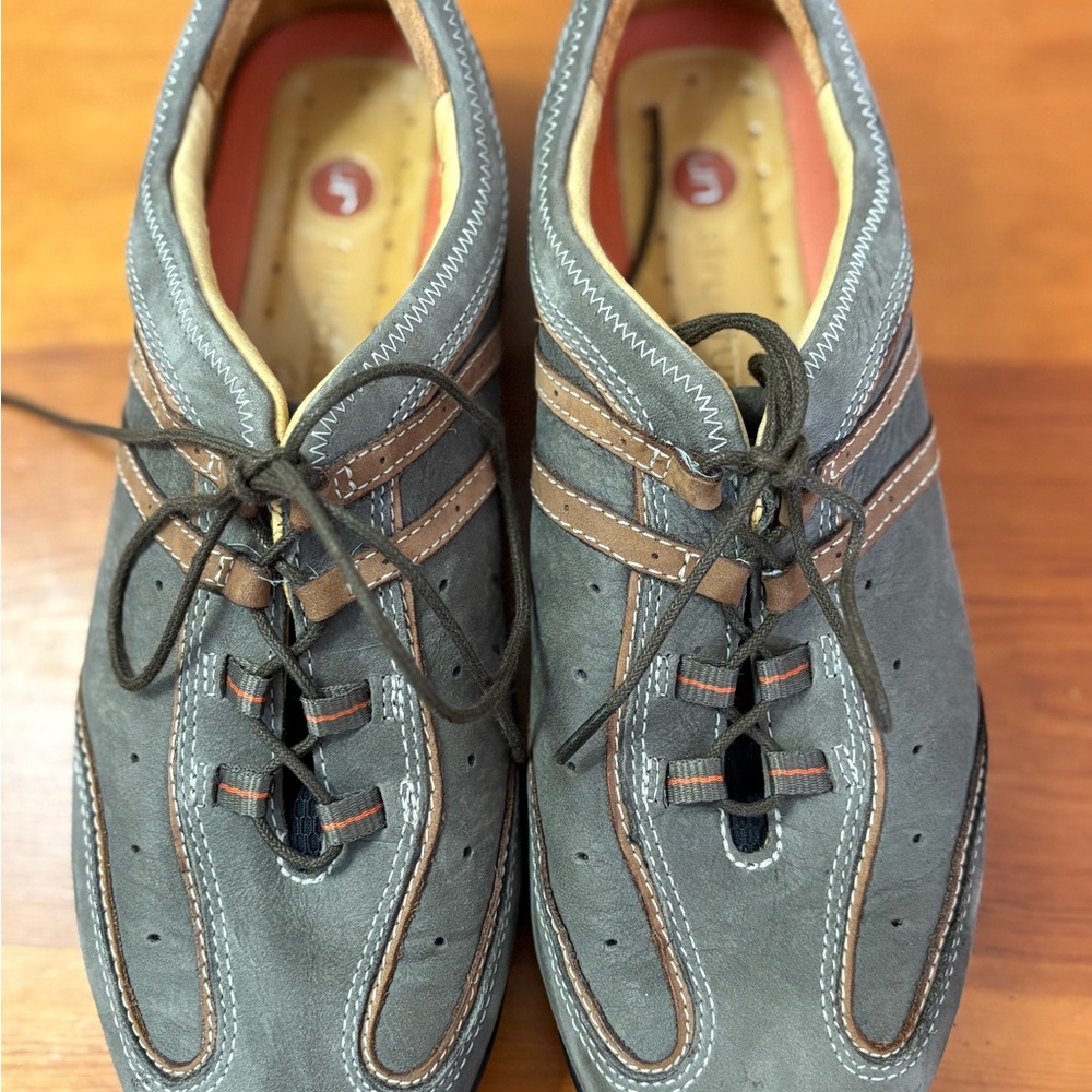 Clarks Unstructured Women's gray/brown suede leather lace-up sneakers Size 9M